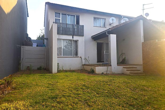 Hennopspark House To Rent: 3 Bedrooms, 2 Bathrooms, Garage, Garden, Balcony.