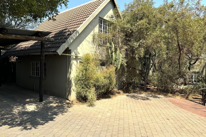 Dainfern Cottage To Rent: Open plan living, private garden, spacious bedroom.