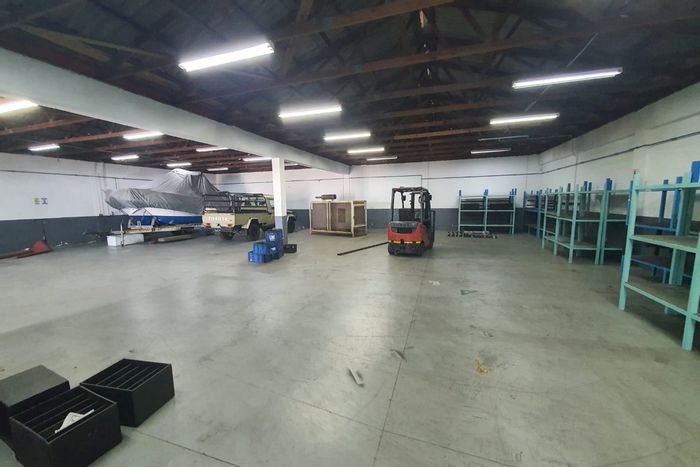 North End Industrial Warehouse To Rent: 600m2, secure park, easy N2 access.