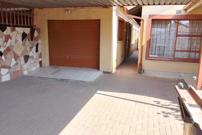 Kagiso House For Sale: 3 bedrooms, 2 bathrooms, parking, spacious yard.