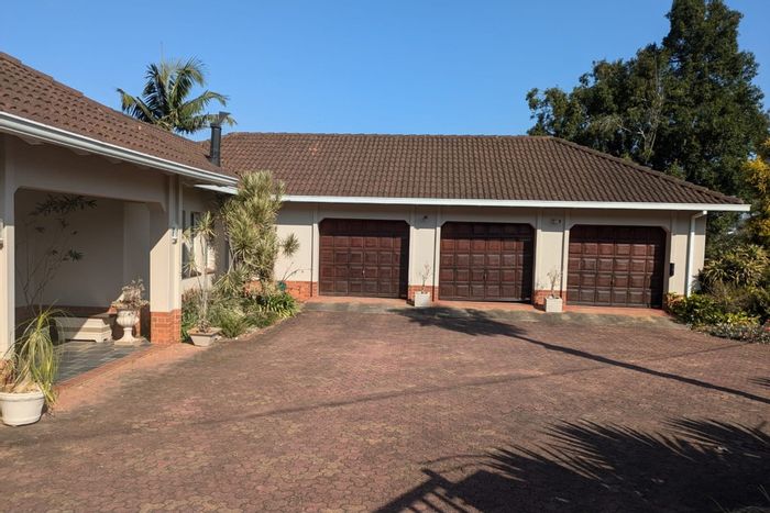 House To Rent in Town Hill: 3 bedrooms, pool, garden, pet-friendly, triple garage.