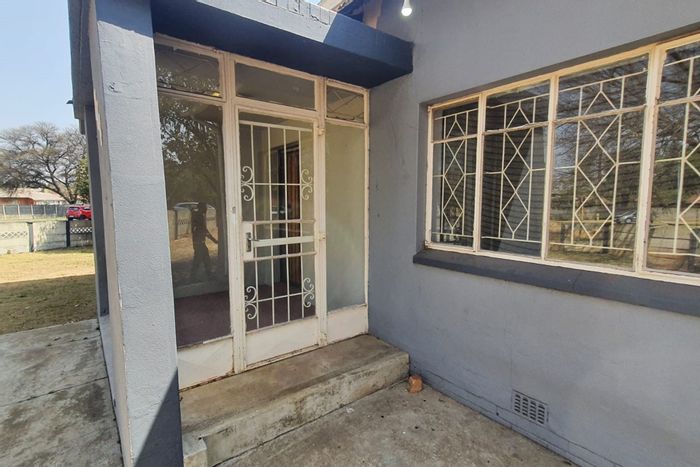 Brenthurst House For Sale: 3 Bedrooms, Flatlet, Spacious Yard, Convenient Location.