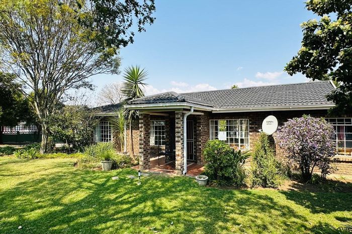 Aviary Hill House For Sale: Pool, flatlet, open-plan living, and garden space.