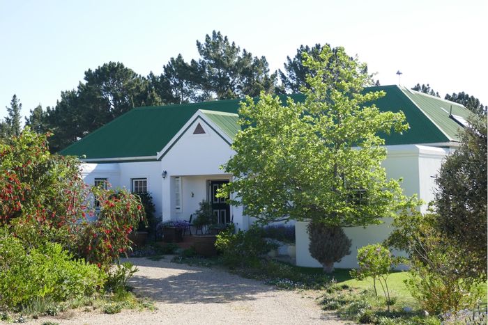 House For Sale in Theewaterskloof Country Estate: Spacious garden, study, and golf access.