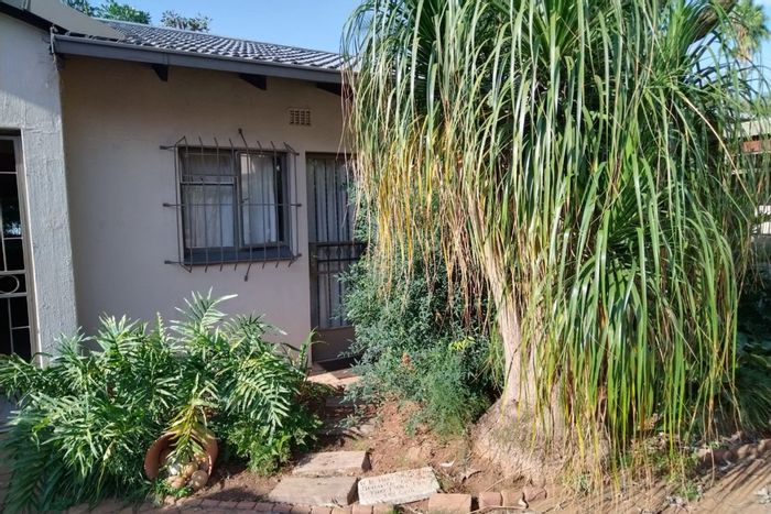 Cottage to Rent in Randpark: Open-plan living, pre-paid electricity, secure parking.