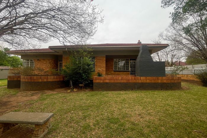 Three-bedroom house in Brakpan Central, close to schools and freeways, for sale.