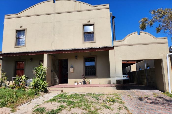 3-Bedroom Townhouse For Sale in Bardale Village with secure parking and amenities.