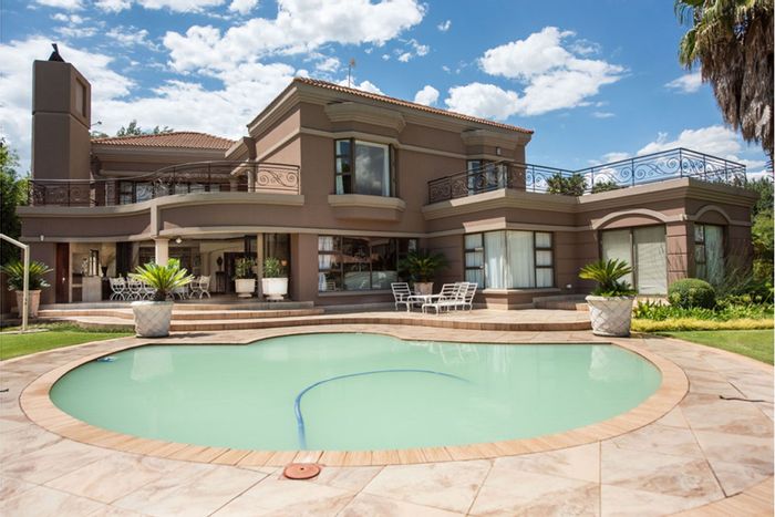 Northdene House For Sale: 4 beds, pool, river views, secure estate amenities.