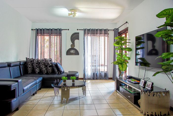 Broadacres Apartment For Sale: Spacious garden unit, pool, clubhouse, 24-hour security.