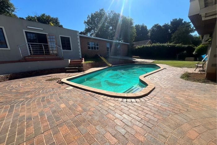 For Sale: House in Chase Valley Downs with 3 bedrooms, pool, and ample parking.