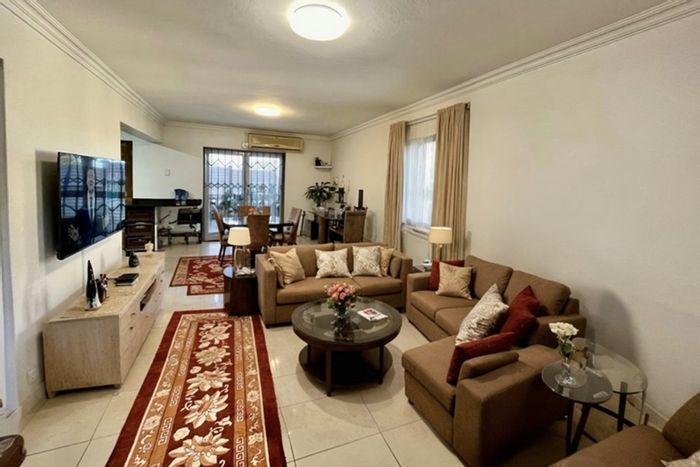 3 Bedroom House For Sale in Raisethorpe with gated access and ample parking.