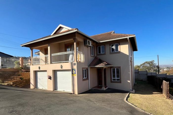 3-Bedroom House for Sale in Raisethorpe with gated access and ample parking.