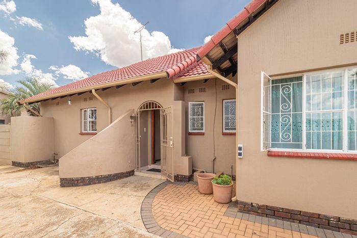 House To Rent in Bergbron: 4 bedrooms, study, double garage, garden, fiber-ready.