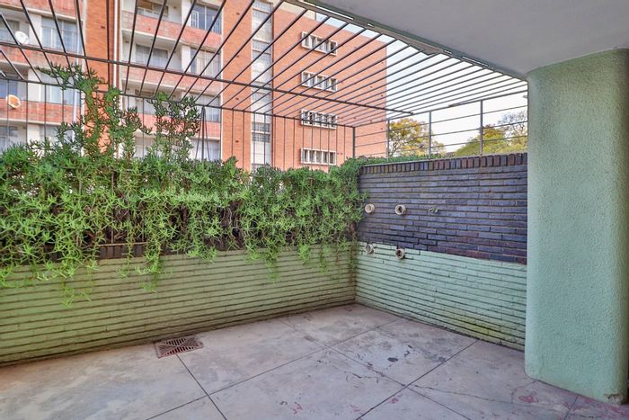 Ground-floor Bellevue apartment for sale with secure balcony and ample storage.