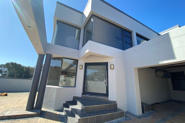 Rondebosch East House For Sale: 6 bedrooms, garage, large backyard, guest suite.