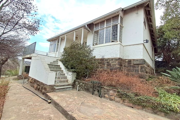 Kensington House For Sale: Spacious living, income cottage, pool, and secure location.
