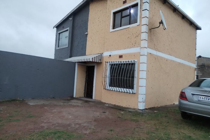 Ntuzuma Apartment To Rent: Two bedrooms, open plan living, near taxi route.