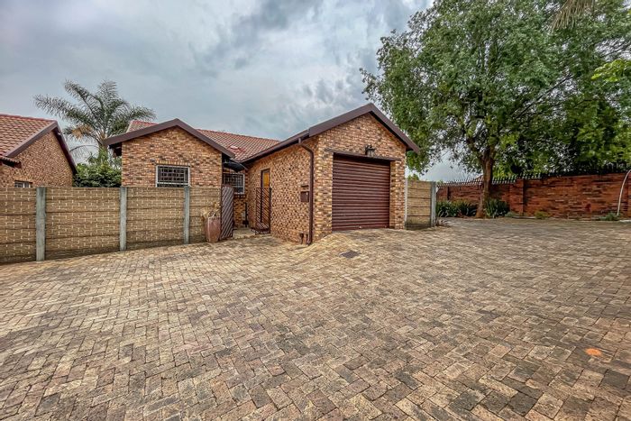 Wilgeheuwel Townhouse For Sale: 2 beds, secure estate, private garden, automated garage.