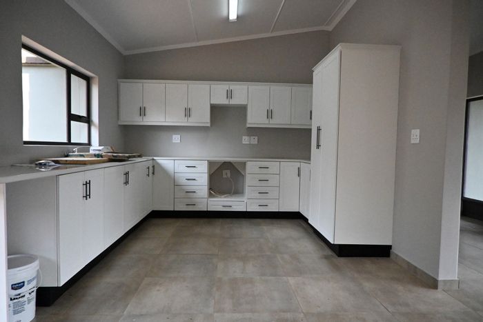 For Sale: Fairview House with 3 bedrooms, flat, security gate, and renovated kitchen.