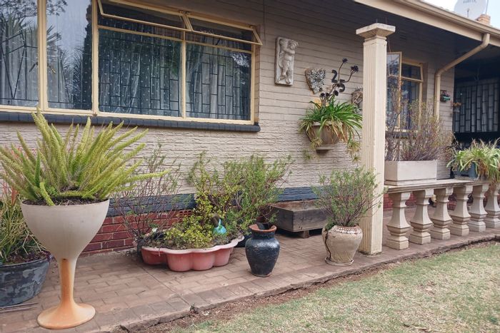 Brenthurst House For Sale: 3 Bedrooms, Flatlet, Lapa, and Large Pool.