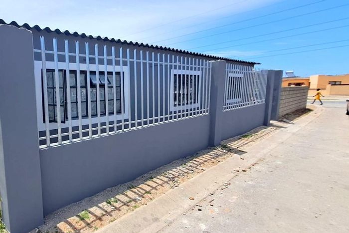 Kwazakhele House For Sale: 10 bedrooms, communal facilities, strong rental income potential.