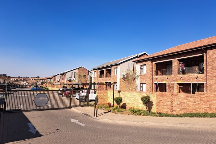 For Sale: Apartment in Wilgeheuwel with security, patio, and close to amenities.