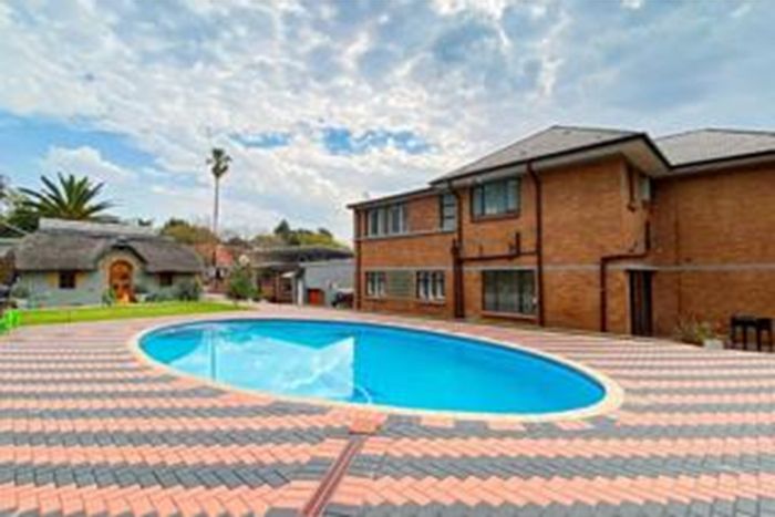 Linksfield Cottage To Rent: Secure, tiled, gas stove, pool access, ideal for professionals.