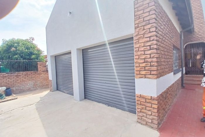 For Sale: House in Seshego with 3 bedrooms, double garage, and nearby amenities.