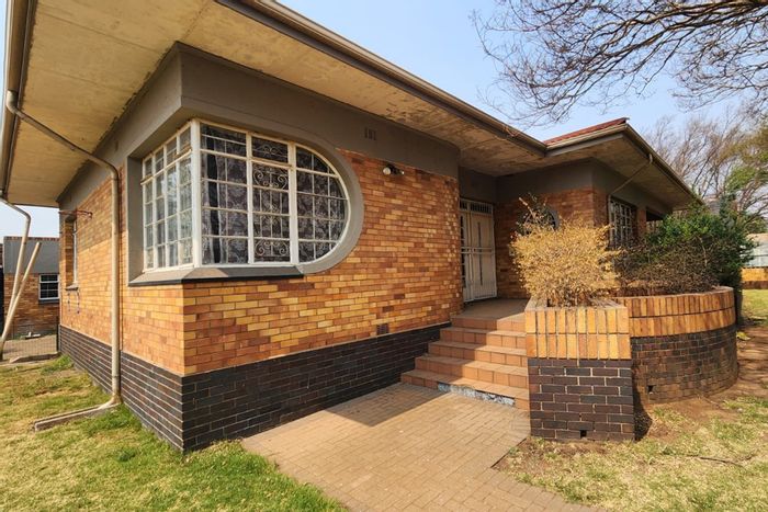 House for Sale in Brakpan Central: 3 Bedrooms, large kitchen, outdoor braai area.