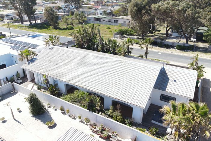 Middedorp House For Sale: Spacious layout, large garden, and convenient location.