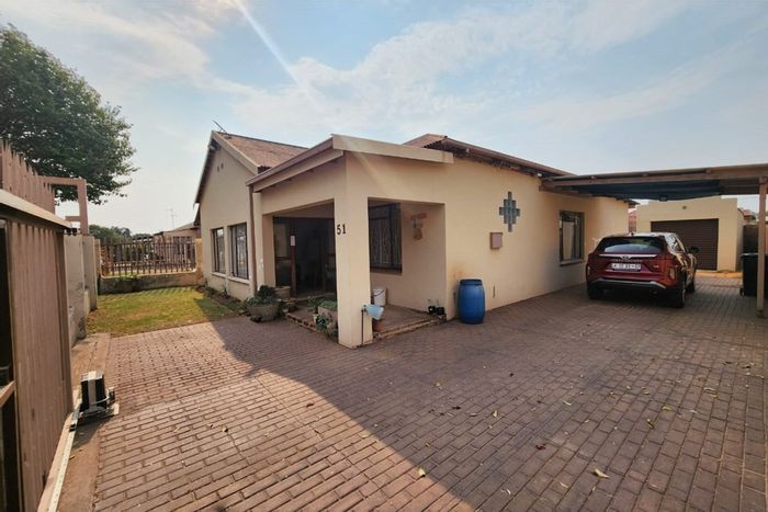 House for Sale in Geduld Ext 2: 4 Beds, Solar Geyser, Granny Flat.