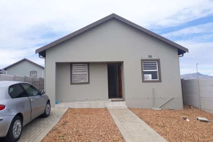 For Sale: 3-bedroom house in Groenheuwel with en-suite, solar panel, and security features.