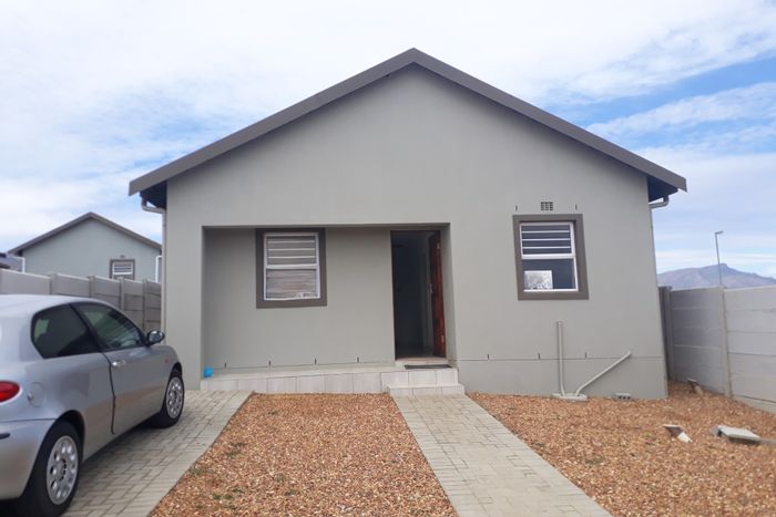 For Sale: House in Groenheuwel with 3 bedrooms, en-suite, solar panel, and security.