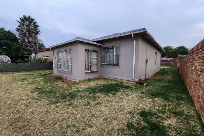 For Sale: House in Geduld Ext 2 with flat, garage, and carports.