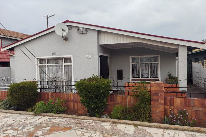 Eldorado Park House For Sale: 3 Bedrooms, spacious yard, versatile garage, double parking.