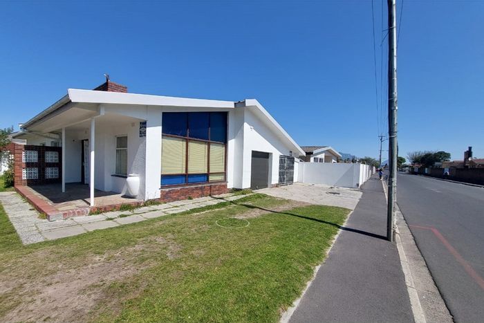 For Sale: Spacious 5-bedroom house in Parow Valley with ample parking and outdoor space.