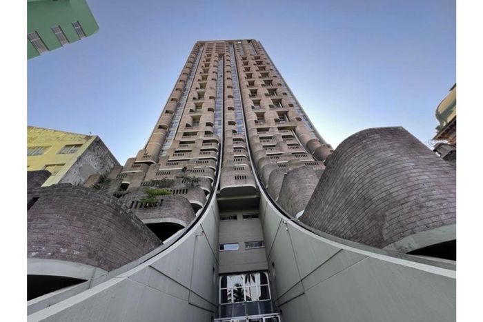 1-Bedroom Apartment To Rent in Durban Central with pool, security, and parking.