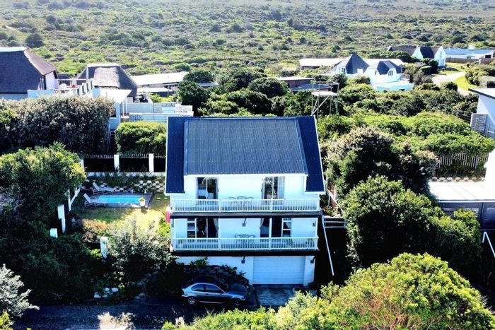 Cape St Francis Central Townhouse For Sale: 3 beds, pool, sea views, secure estate.