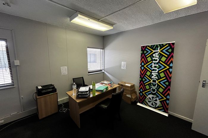 Office To Rent in Greenacres: 44.57m², parking options, communal kitchenette available.