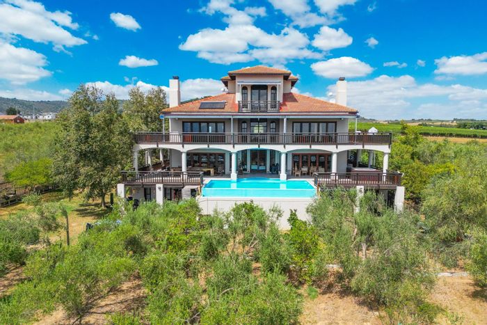 For Sale: Spacious Windmeul farm with 7 bedrooms, pool, and ample parking.