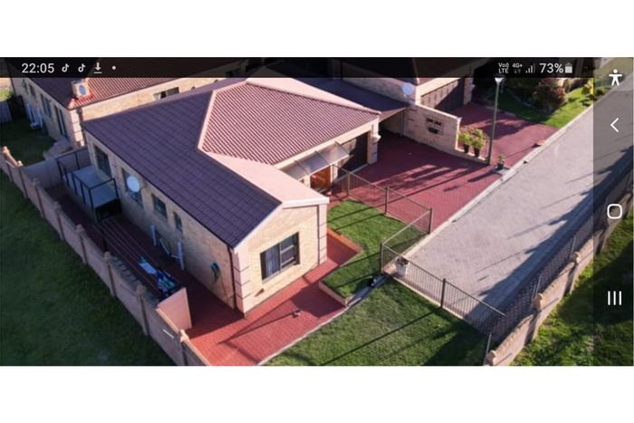 House for Sale in Mossel Bay Central: 3 beds, pool, garage, security features.