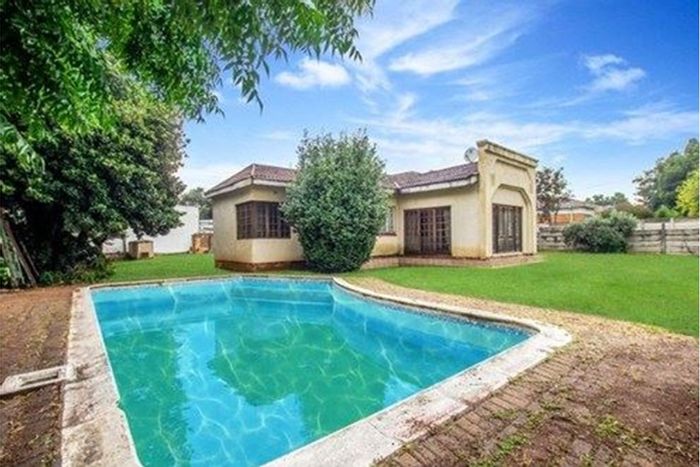 3-Bedroom House with Pool, Flatlet, and Large Yard in Florida, For Sale.