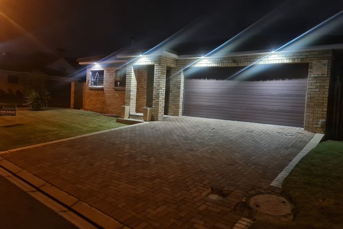 Amandelsig Townhouse For Sale: 3 bedrooms, air-con, braai area, double garage.