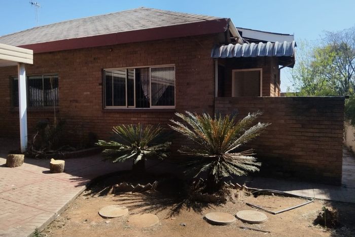 For Sale: Spacious 4-bedroom house with pool, terrace, and ample parking in Nieuw Muckleneuk.