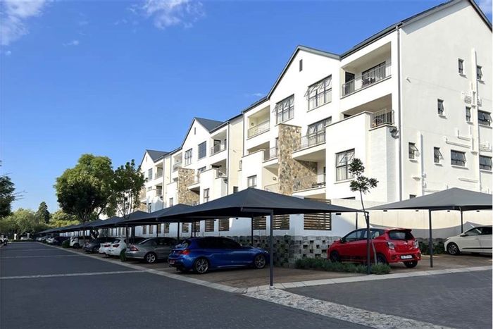 Kyalami Apartment To Rent: 1 Bed, Pool, Gym, Squash Court, Balcony Access.