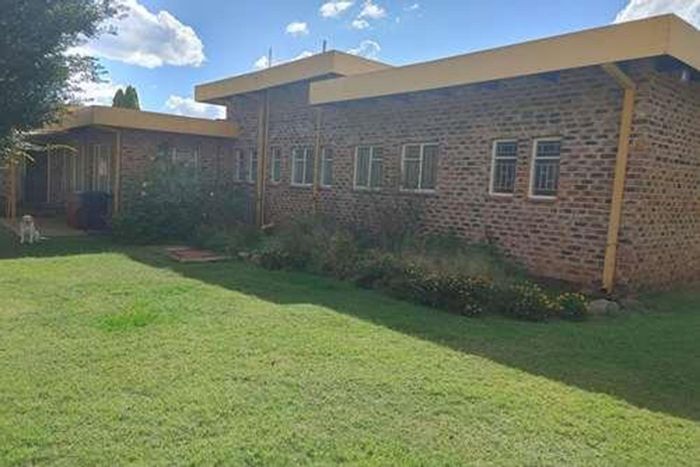 Koppies Central Farm For Sale: Spacious home, pool, guest rooms, and ample parking.