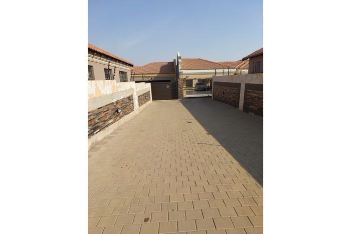 3-bedroom house in Leondale to rent, includes parking and utilities included.