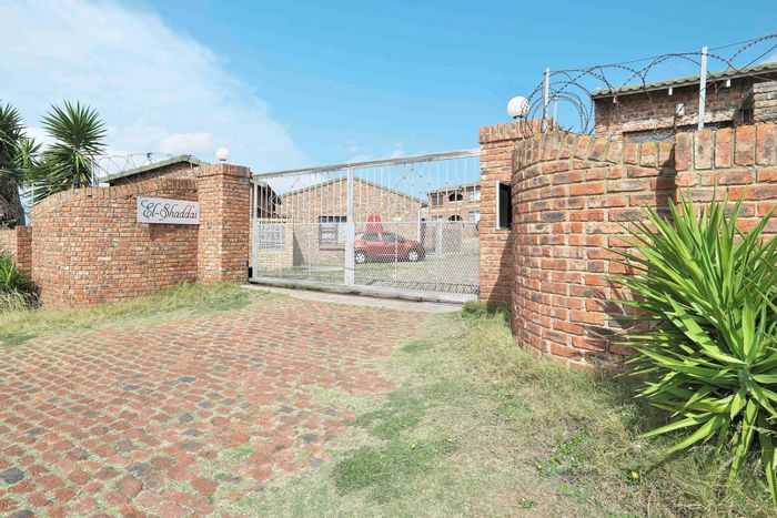 For Sale: Townhouse in Bethelsdorp with garden, garage, and enclosed porch.