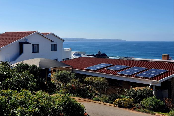 Boggomsbaai House For Sale: 4 bedrooms, sea views, outdoor braai, eco-friendly garden.