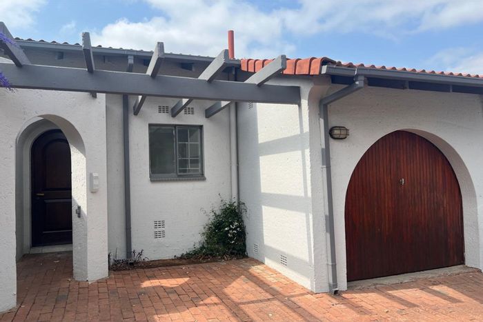 Bryanston Cluster To Rent: 2-bed, garden, garage, pool access, pet-friendly.